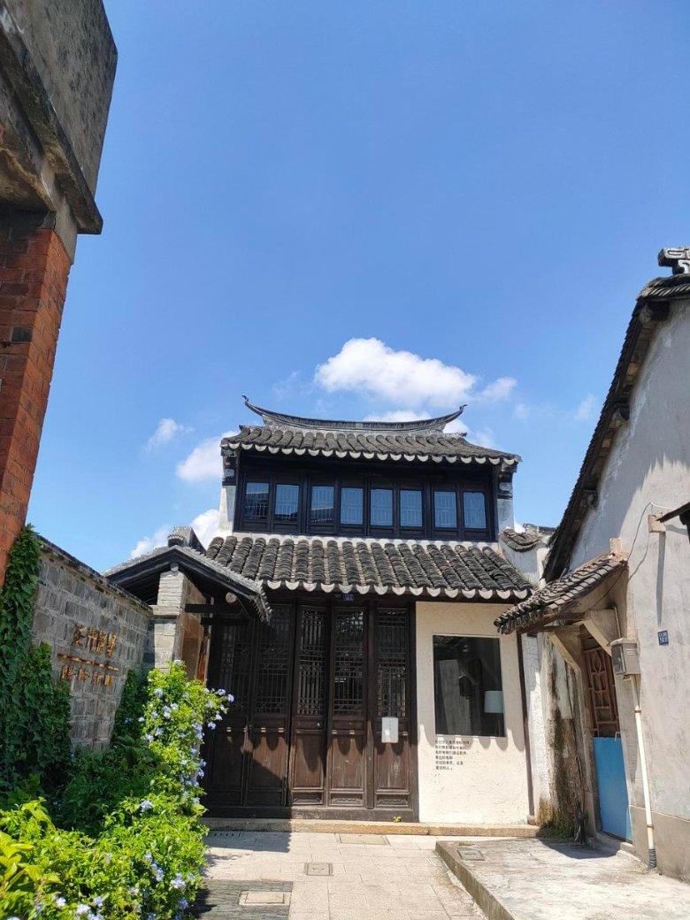 “圈占”免费停车位用于收费运营